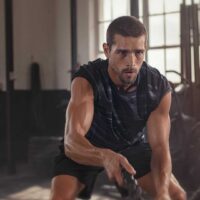 Mężczyzna trenujący na siłowni, ilustrujący aktywny styl życia i świadome podejście do suplementacji