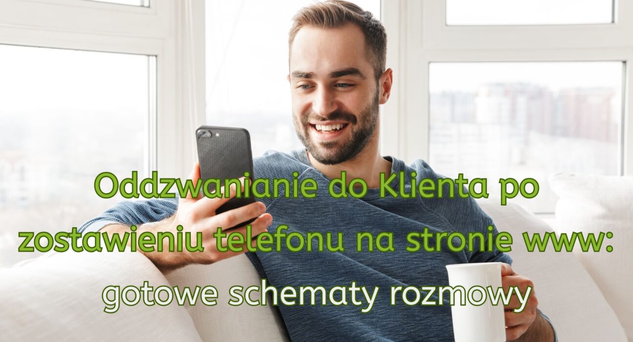 Mężczyzna uśmiecha się, trzyma smartfon i kubek; grafika o oddzwanianiu do klienta po zostawieniu numeru na stronie www