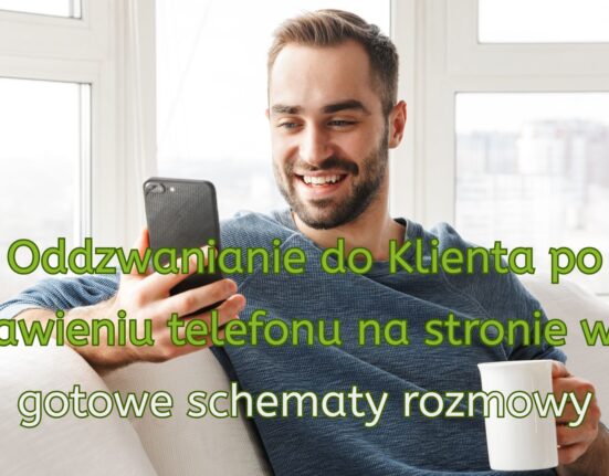 Mężczyzna uśmiecha się, trzyma smartfon i kubek; grafika o oddzwanianiu do klienta po zostawieniu numeru na stronie www