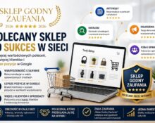 Grafika przedstawiająca laptop ze sklepem internetowym oraz odznakę „Sklep Godny Zaufania 2026”, symbolizującą polecenia online i budowanie wiarygodności sklepu w internecie